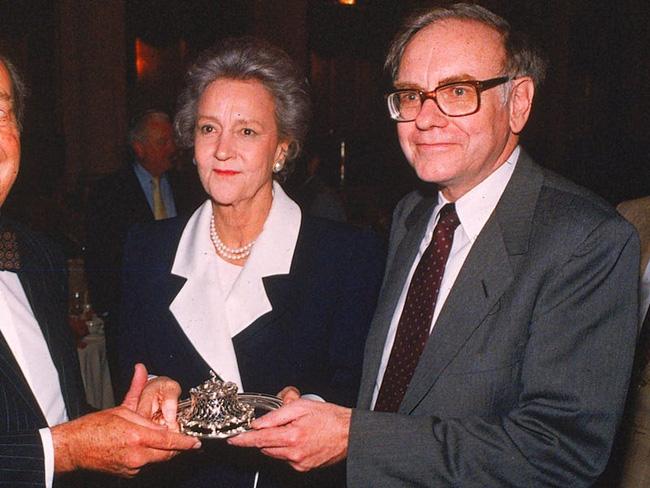 Chuyện tình kỳ lạ của tỷ phú bậc nhất: Vợ dắt Tuesday cho chồng-4