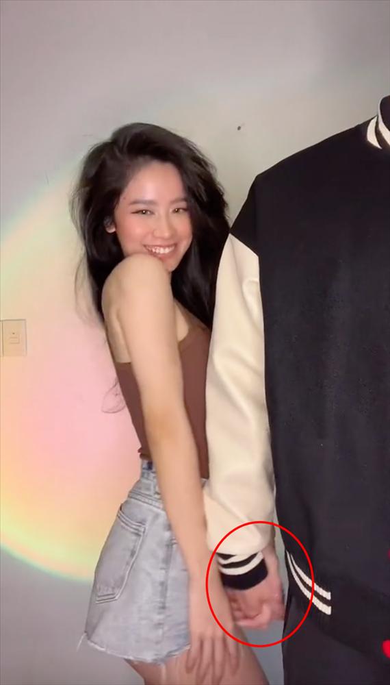 Hot girl tạp hoá Hàn Hằng khoe người yêu giấu mặt-1