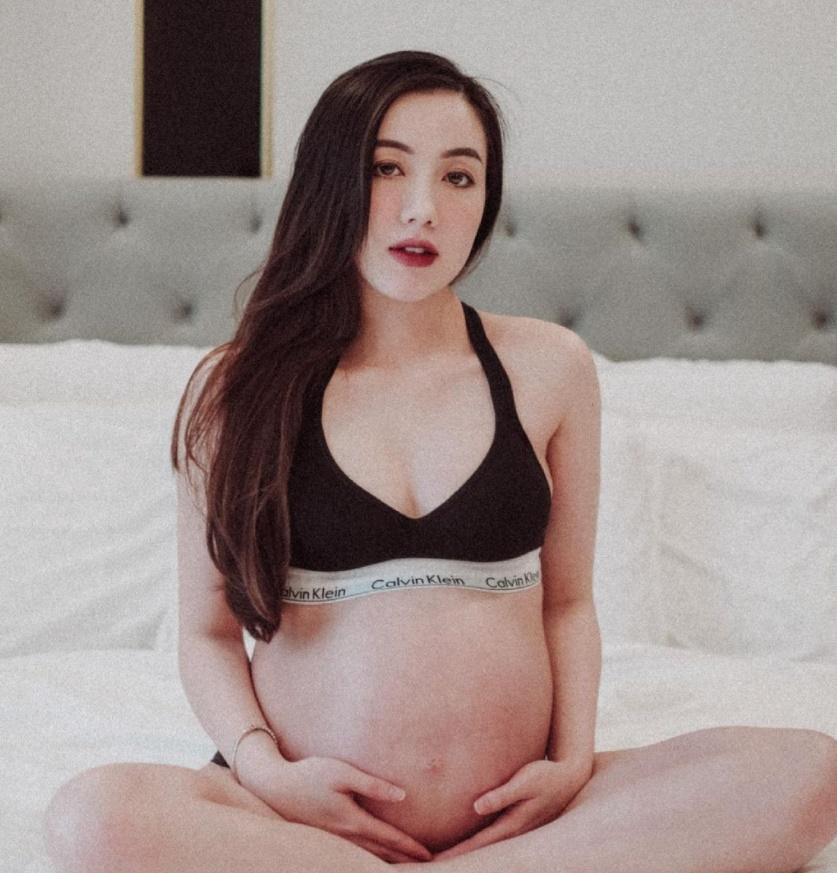 Hot girl đình đám lộ vóc dáng sau sinh vẫn như bầu 4 tháng-4