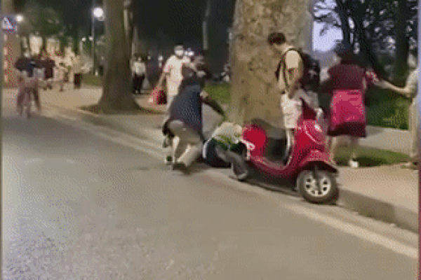 Clip: Thanh niên bị 2 người đàn ông đánh túi bụi giữa phố Hà Nội