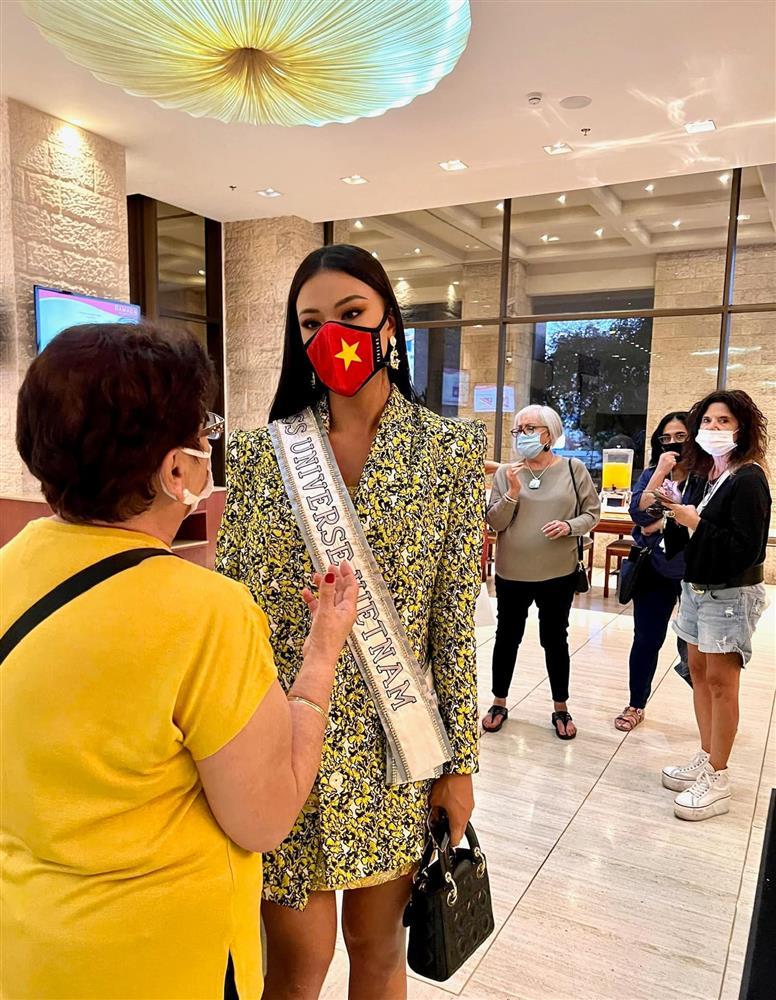 Kim Duyên nhập cuộc Miss Universe, nhan sắc chìm giữa rừng hoa-5