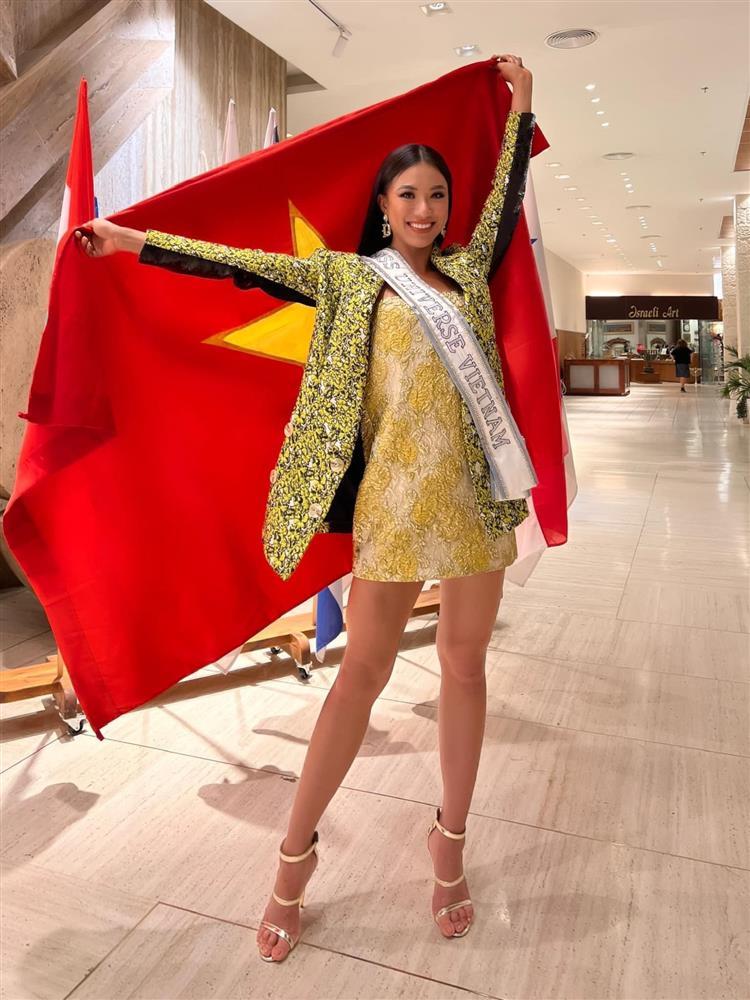 Kim Duyên nhập cuộc Miss Universe, nhan sắc chìm giữa rừng hoa-2