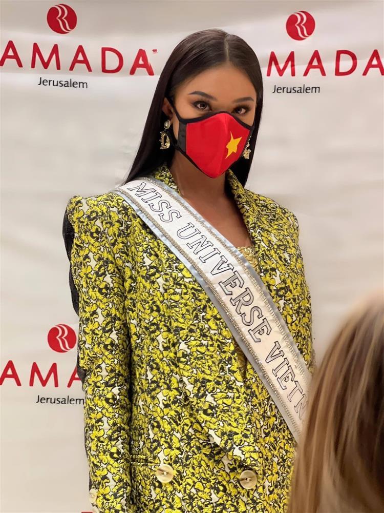 Kim Duyên nhập cuộc Miss Universe, nhan sắc chìm giữa rừng hoa-3