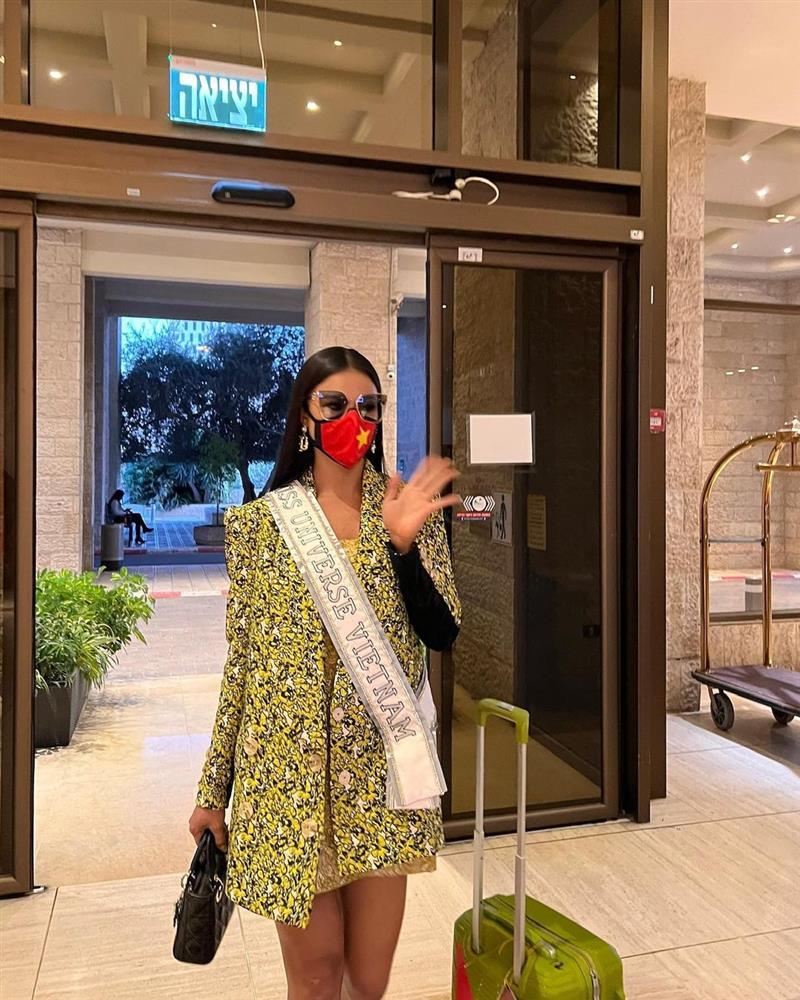 Kim Duyên nhập cuộc Miss Universe, nhan sắc chìm giữa rừng hoa-1