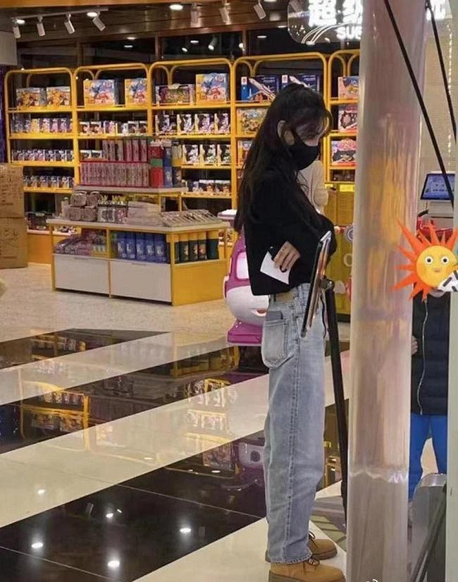 Angela Baby đưa con trai đi dạo phố, lộ body tong teo-1