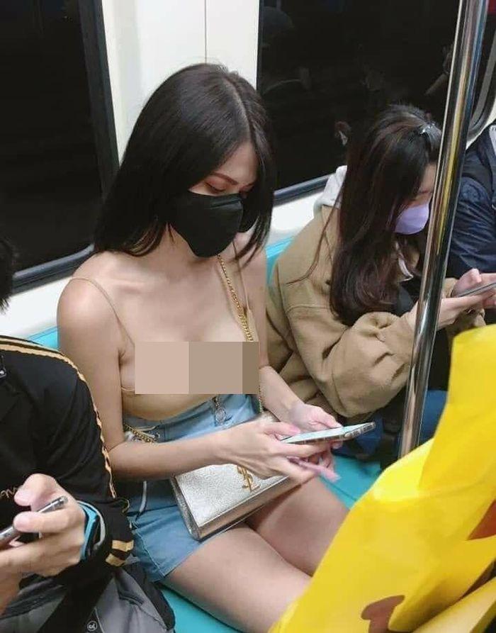 Giới trẻ ăn mặc xẻ trên ngắn dưới vô cùng phản cảm trên tàu điện-6