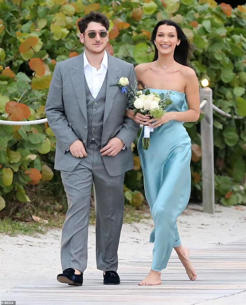 Bella Hadid, Kendall Jenner diện váy phù dâu xanh thiên thanh gây sốt-1