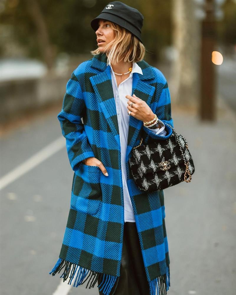 Những màu sắc rực rỡ của áo khoác thống trị thu - đông 2021-2