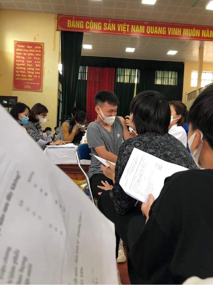 Nghìn kiểu đỡ không nổi của đám học sinh đi tiêm vaccine Covid-19-1