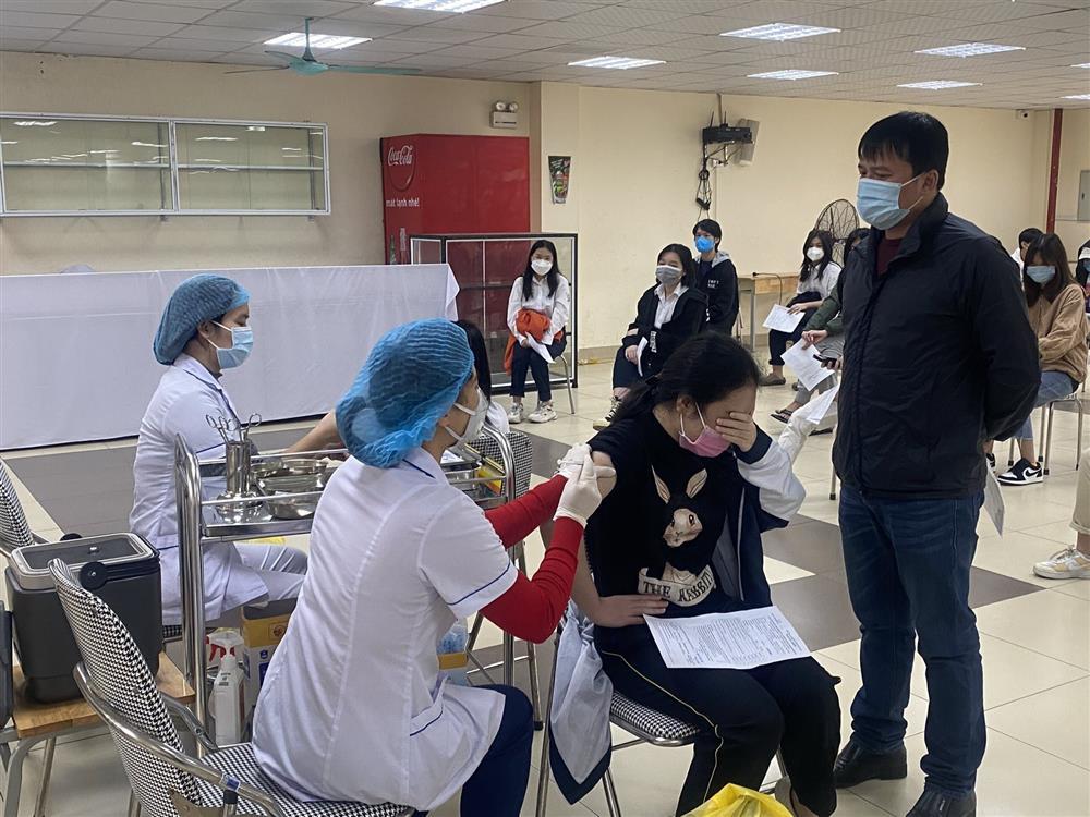 Nghìn kiểu đỡ không nổi của đám học sinh đi tiêm vaccine Covid-19-2