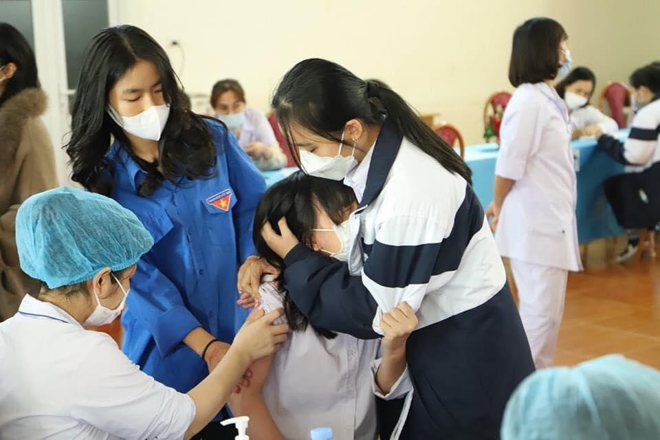 Nghìn kiểu đỡ không nổi của đám học sinh đi tiêm vaccine Covid-19-4