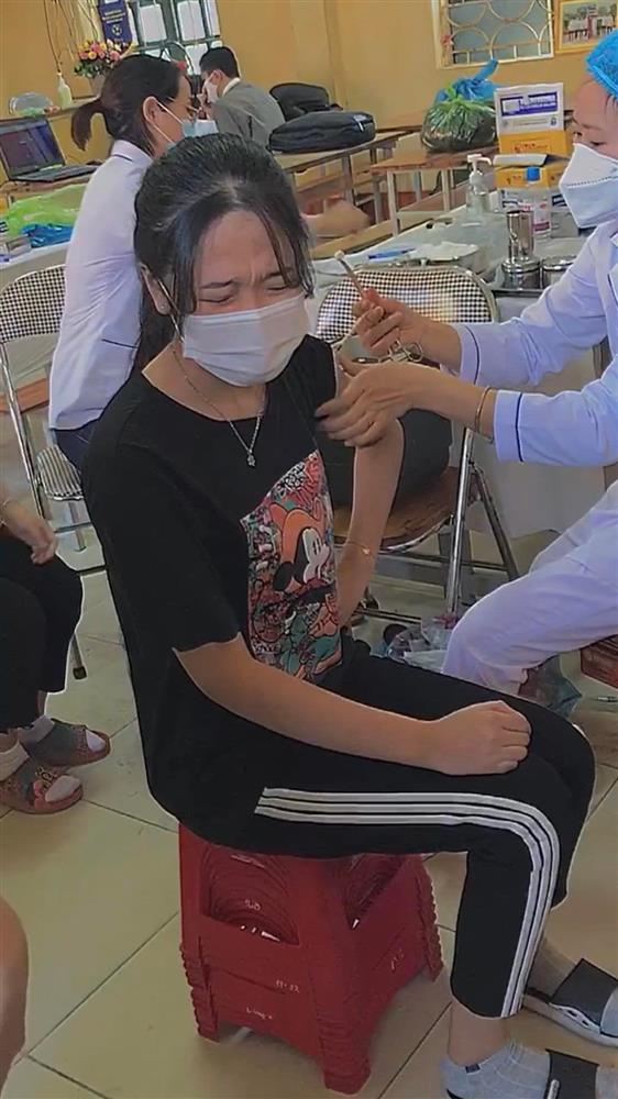 Nghìn kiểu đỡ không nổi của đám học sinh đi tiêm vaccine Covid-19-5