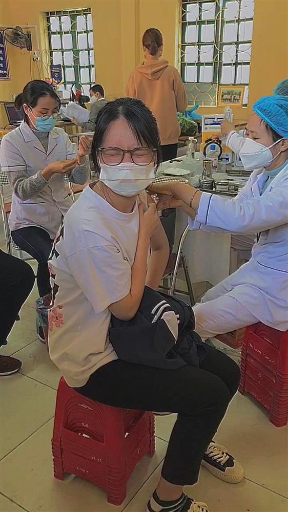 Nghìn kiểu đỡ không nổi của đám học sinh đi tiêm vaccine Covid-19-6