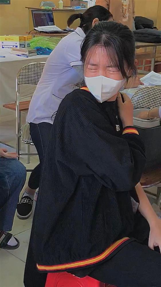 Nghìn kiểu đỡ không nổi của đám học sinh đi tiêm vaccine Covid-19-7