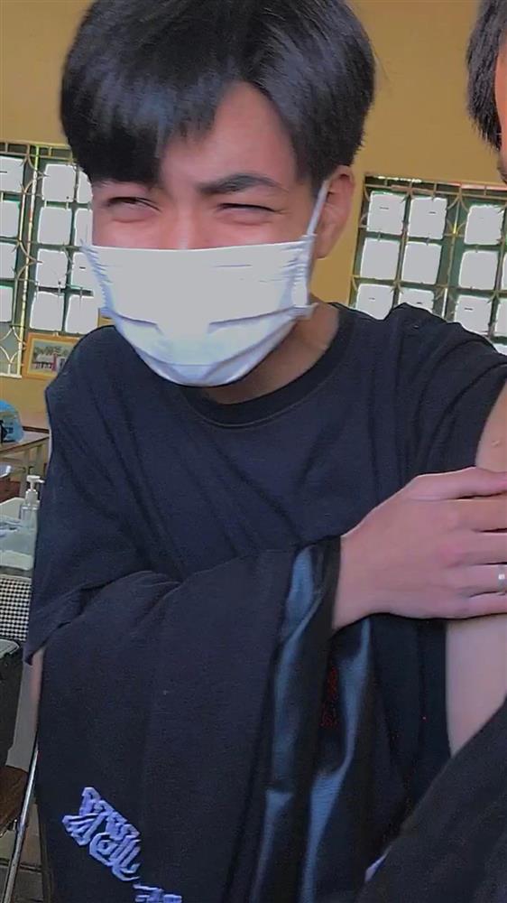 Nghìn kiểu đỡ không nổi của đám học sinh đi tiêm vaccine Covid-19-9