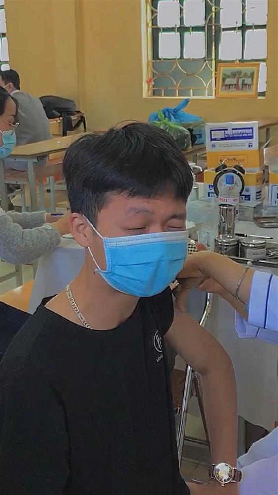 Nghìn kiểu đỡ không nổi của đám học sinh đi tiêm vaccine Covid-19-10