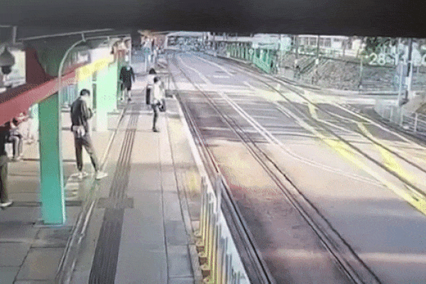 Clip: Gã đàn ông đẩy người đi bộ ngã nhào xuống đường ray tàu hỏa