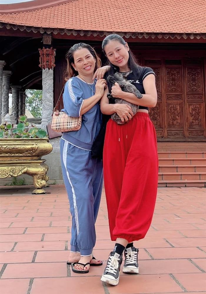 Nam Thư mặc crop-top khoe eo đến giỗ đầu Chí Tài-4