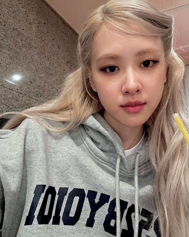 Rosé BLACKPINK lộ diện giữa lúc cách ly COVID-19, gương mặt đáng lo-1