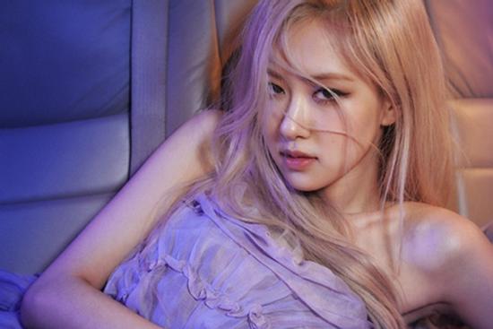 Rosé BLACKPINK lộ diện giữa lúc cách ly COVID-19, gương mặt đáng lo