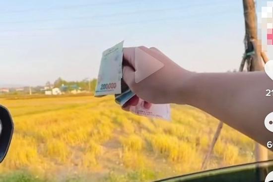Dân mạng phẫn nộ tiktoker thả tiền 'cho đám nông dân bớt khổ'