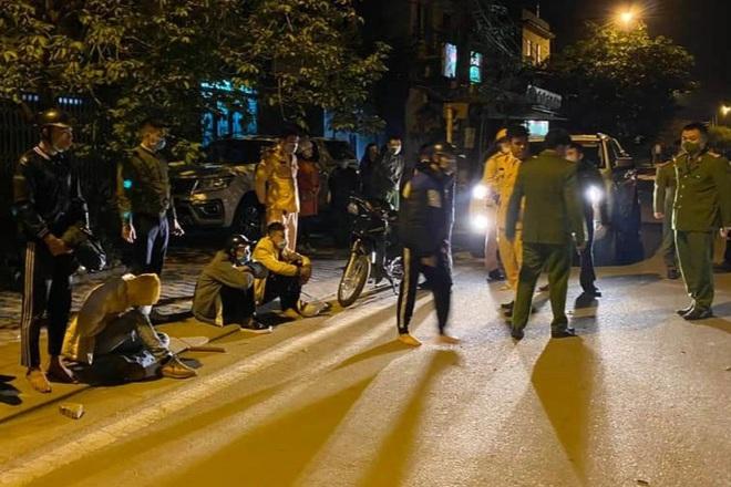 Nhóm quái xế 2k dùng cả hung khí chống trả công an-1