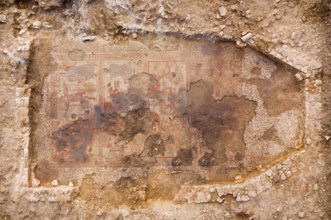 Đi dã ngoại, phát hiện lâu đài kho báu 1.700 năm vùi giữa đồng-1