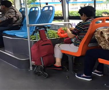 Những cảnh tượng chỉ có trên xe buýt khiến chúng ta phải kêu trời-6