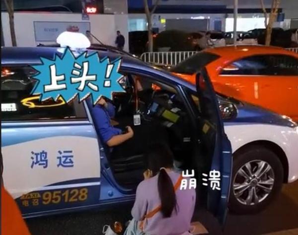 Chia tay ầm ĩ, chàng trai đạp người yêu, cô gái níu kéo đến đổ máu-1