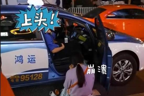 Chia tay ầm ĩ, chàng trai đạp người yêu, cô gái níu kéo đến đổ máu