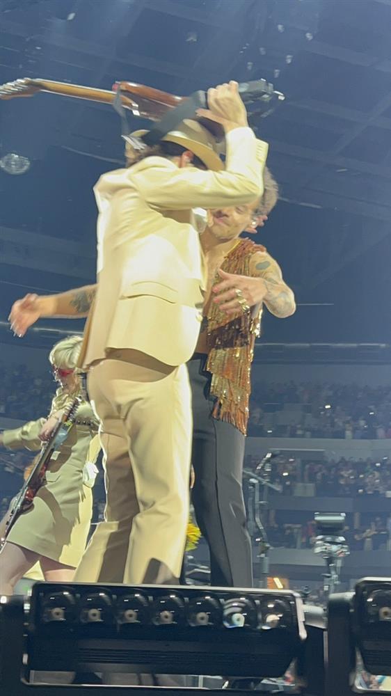 Tình cũ Taylor Swift hôn đắm đuối trai lạ mặc kệ bàn dân thiên hạ-2