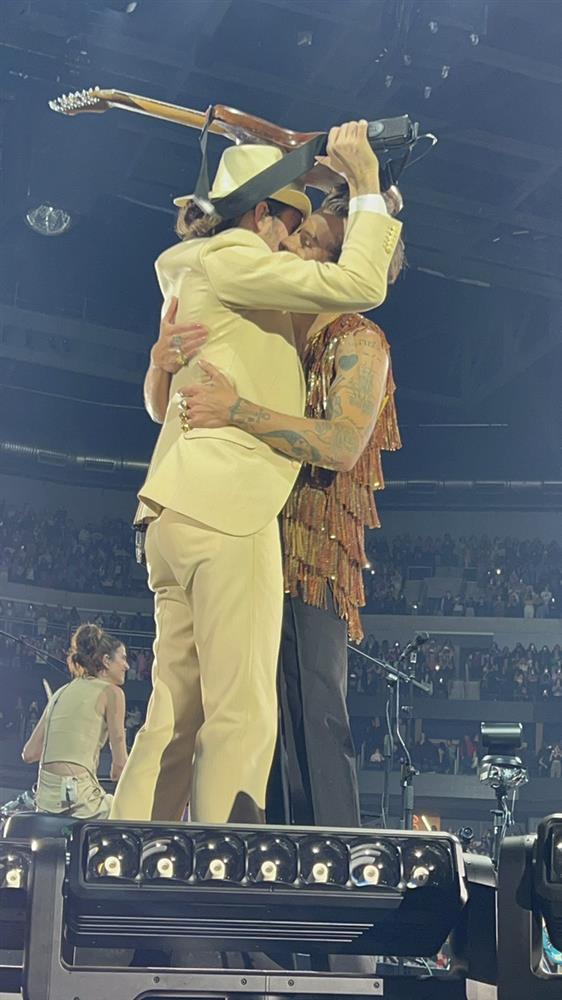 Tình cũ Taylor Swift hôn đắm đuối trai lạ mặc kệ bàn dân thiên hạ-3