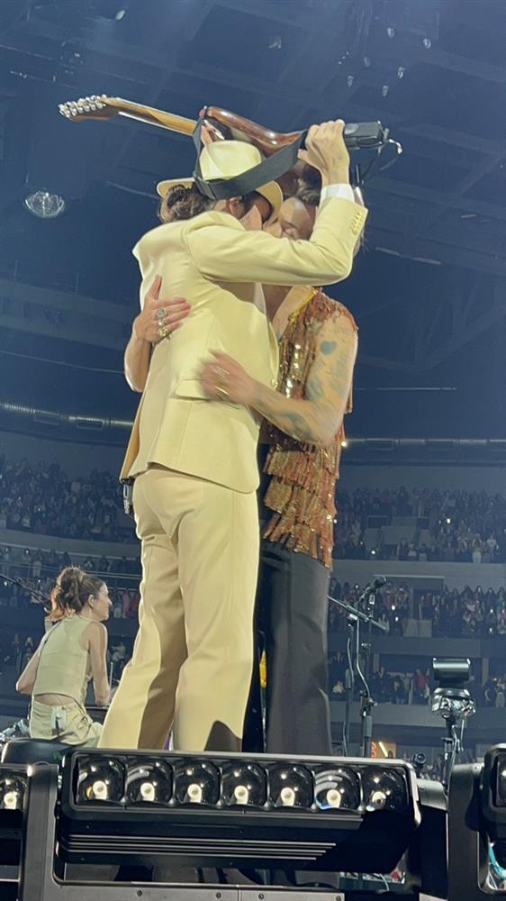 Tình cũ Taylor Swift hôn đắm đuối trai lạ mặc kệ bàn dân thiên hạ-4