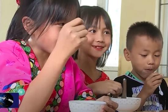 Xuất hiện 2 giây, bé gái vùng cao 'gây sốt' vì vẻ ngoài tiểu hot girl