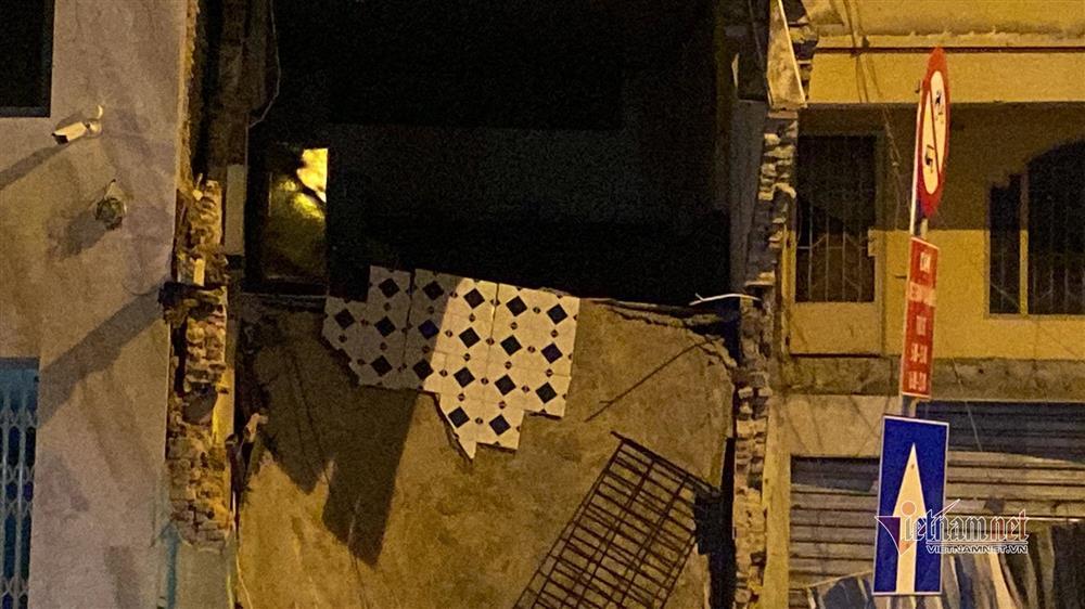 Sập nhà giữa trung tâm TP.HCM, người mắc kẹt hoảng loạn kêu cứu-1