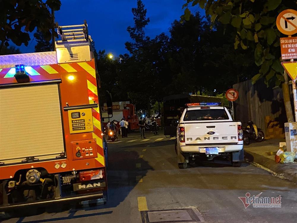 Sập nhà giữa trung tâm TP.HCM, người mắc kẹt hoảng loạn kêu cứu-2