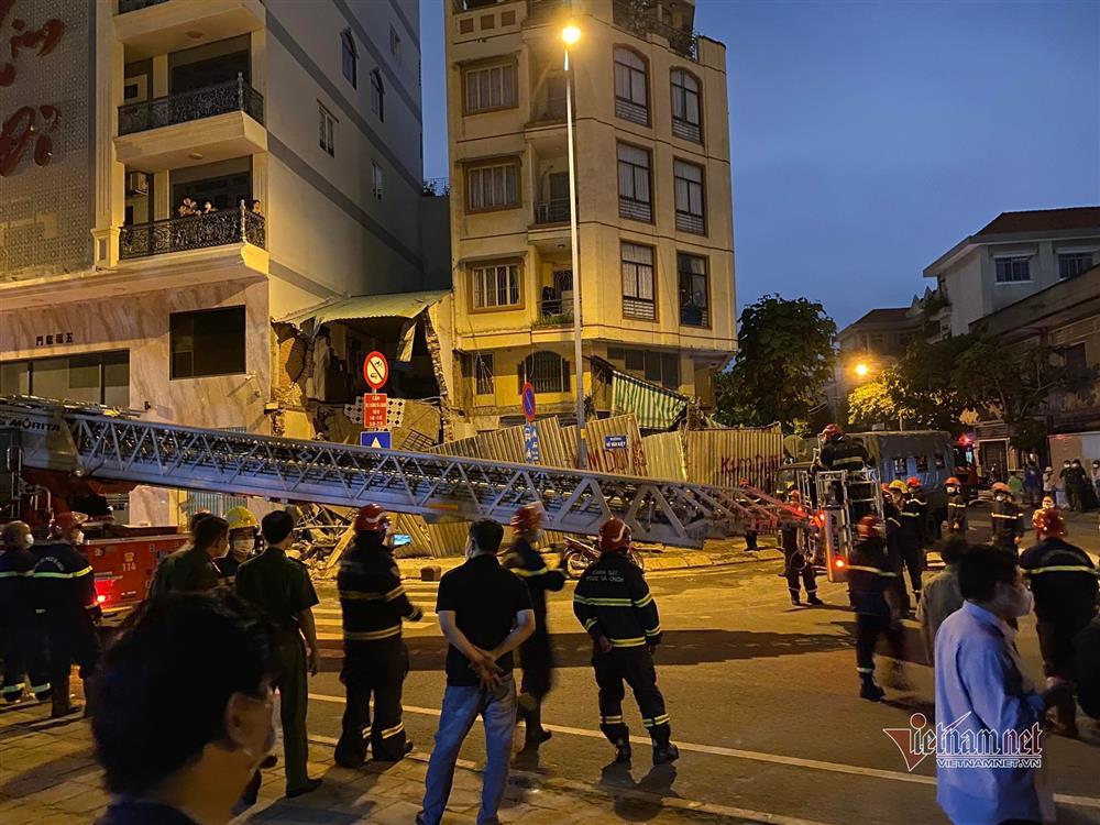 Sập nhà giữa trung tâm TP.HCM, người mắc kẹt hoảng loạn kêu cứu-3