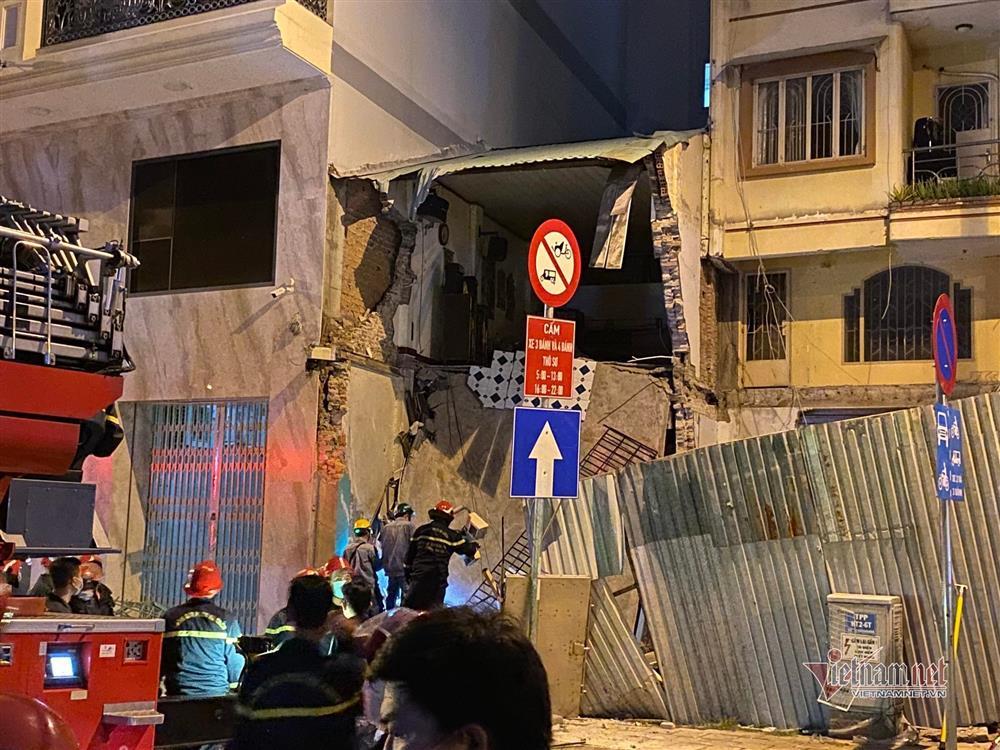 Sập nhà giữa trung tâm TP.HCM, người mắc kẹt hoảng loạn kêu cứu-4