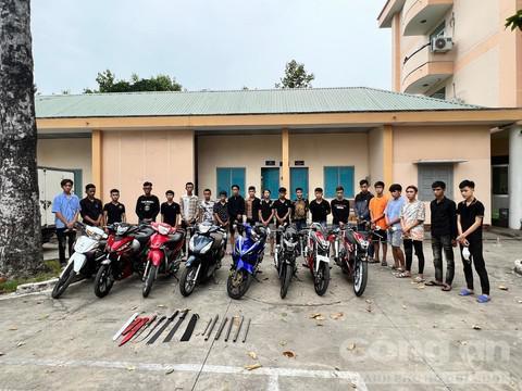 Hỗn chiến vì mâu thuẫn của 2 thiếu nữ, chém luôn bảo vệ dân phố-1