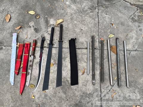 Hỗn chiến vì mâu thuẫn của 2 thiếu nữ, chém luôn bảo vệ dân phố-2