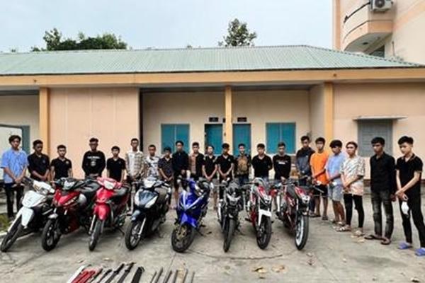 Clip: Con trai cầm dao hỗn chiến, mẹ già can ngăn nhận về lời đắng-1