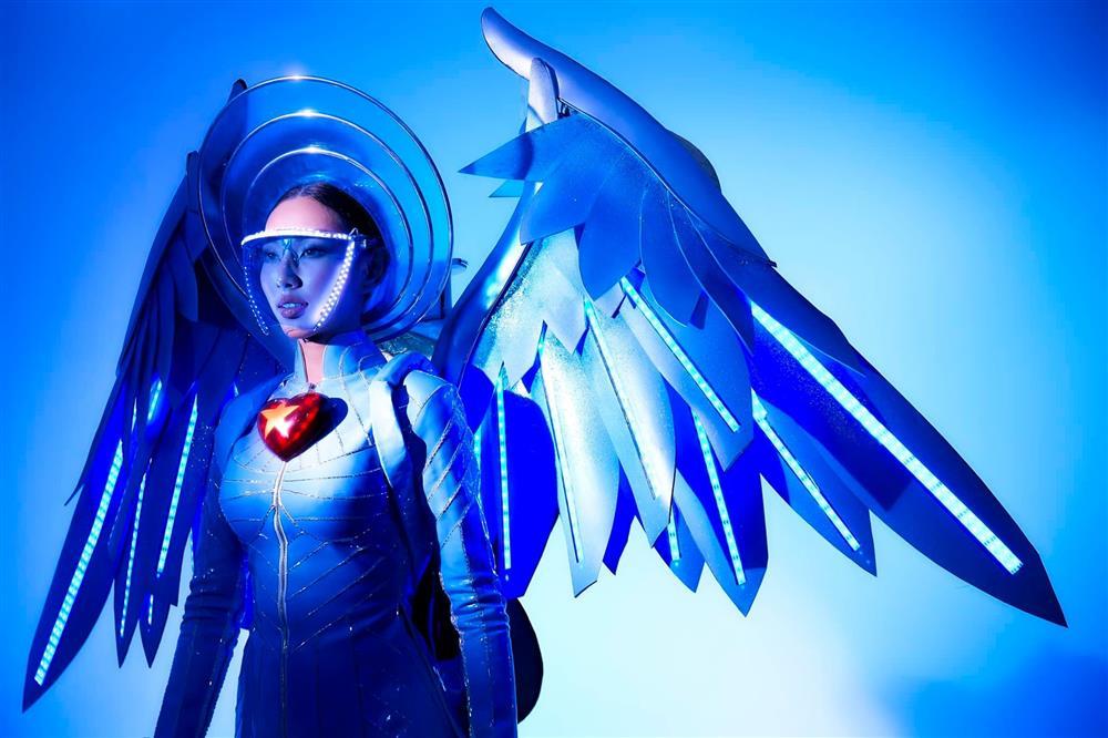 Thùy Tiên công bố ảnh Quốc phục nét căng, 1 chi tiết gây tranh cãi-5