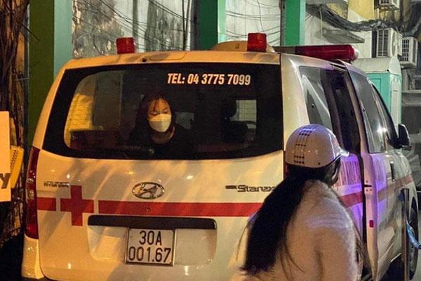 Dương tính Covid-19, cô gái bị cách ly 16 tiếng trong xe cấp cứu-1