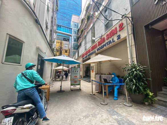 Dương tính Covid-19, cô gái bị cách ly 16 tiếng trong xe cấp cứu-3