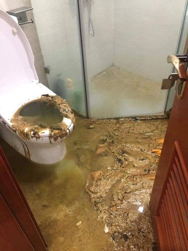 Kinh khủng: Căn hộ cao cấp bị bồn cầu phun như núi lửa ngập ngụa-2