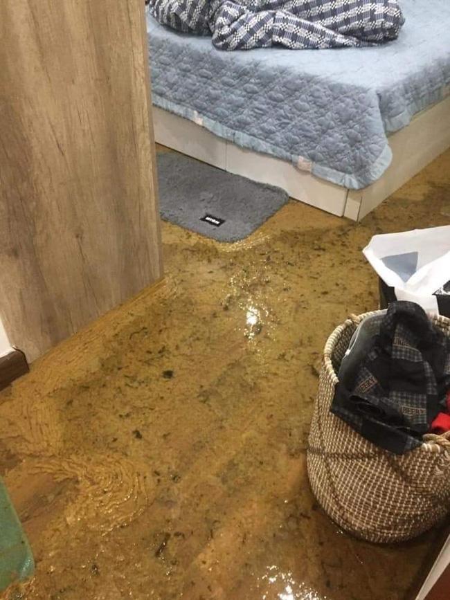 Kinh khủng: Căn hộ cao cấp bị bồn cầu phun như núi lửa ngập ngụa-4