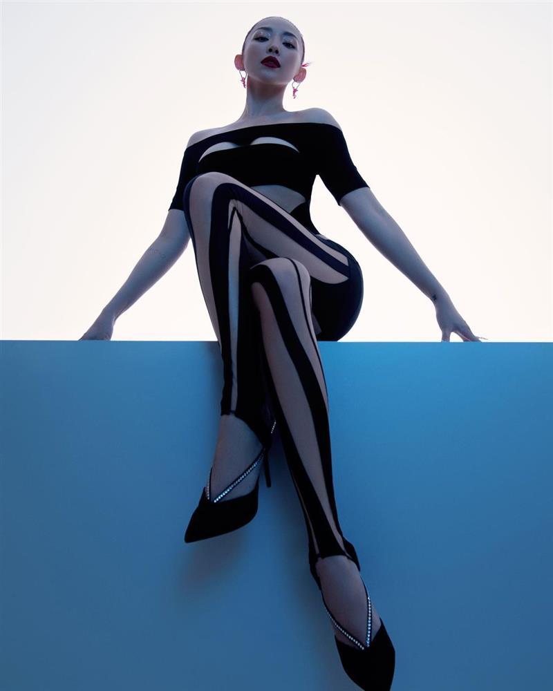 Tóc Tiên mặc bodysuit xuyên thấu quằn quại, ảnh chụp lén có ra gì?-1