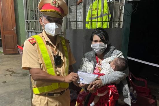 Chồng mất vì Covid-19, vợ địu con 1 tháng chạy xe máy hàng trăm km về quê