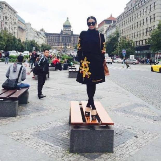 Văn Mai Hương ngồi lên biển cấm khi check-in trên tàu điện-8