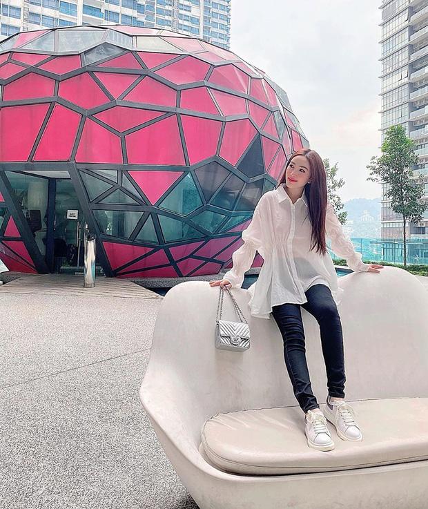 Văn Mai Hương ngồi lên biển cấm khi check-in trên tàu điện-12